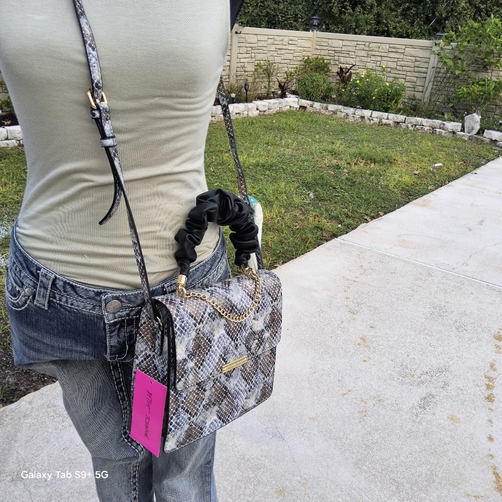 NWT SNAKE BETSEY JOHNSON SCRUNCHIE TOP HANDLE - Picture 3 of 5